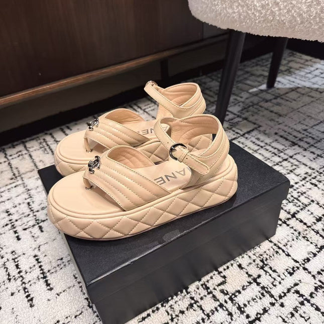 THICK-SOLED THONG SANDAL IN MACAROON BEIGE LAMBSKIN