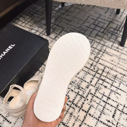 THICK-SOLED THONG SANDAL IN WHITE CREAM LAMBSKIN