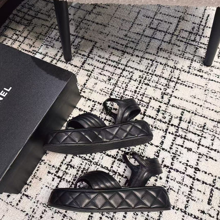 THICK-SOLED THONG SANDAL IN BLACK LAMBSKIN