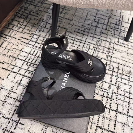 THICK-SOLED THONG SANDAL IN BLACK DENIM