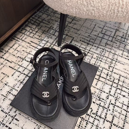 THICK-SOLED THONG SANDAL IN BLACK DENIM