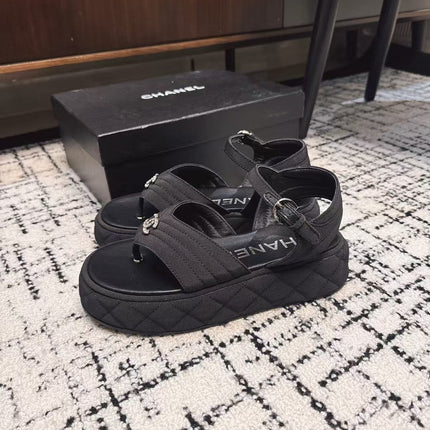 THICK-SOLED THONG SANDAL IN BLACK DENIM