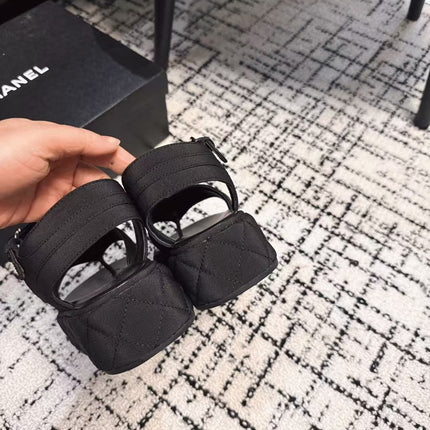 THICK-SOLED THONG SANDAL IN BLACK DENIM