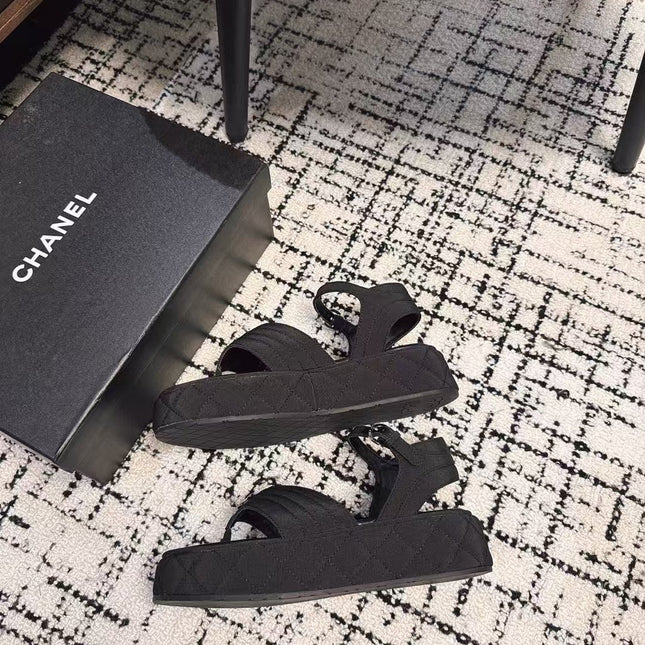 THICK-SOLED THONG SANDAL IN BLACK DENIM