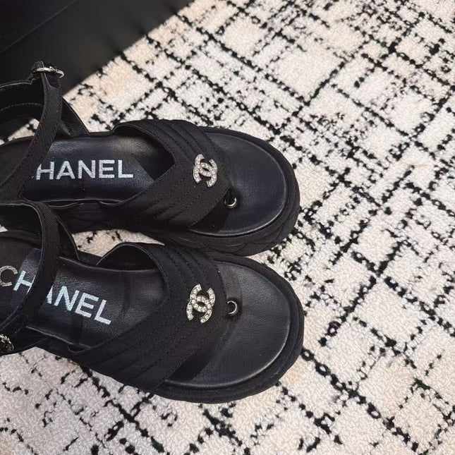 THICK-SOLED THONG SANDAL IN BLACK DENIM