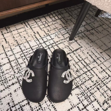 FLAT MULES IN BLACK CALFSKIN