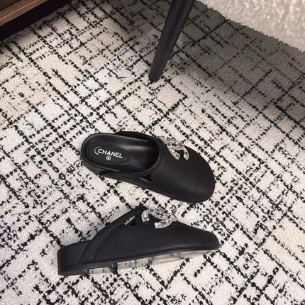 FLAT MULES IN BLACK CALFSKIN