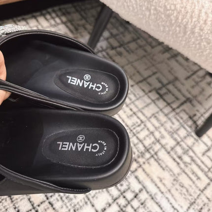 FLAT MULES IN BLACK CALFSKIN