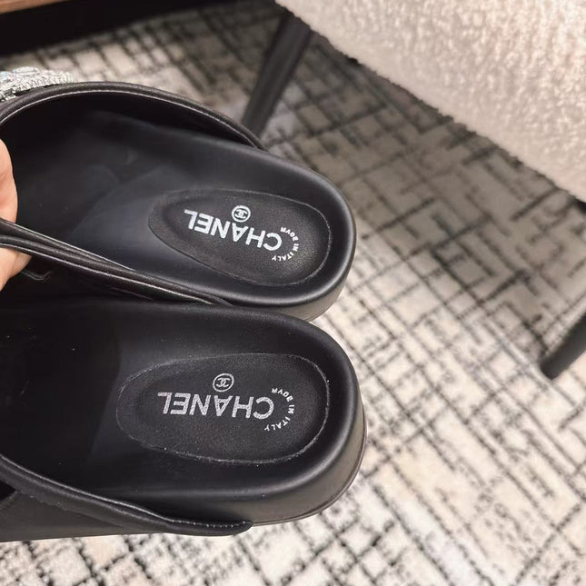 FLAT MULES IN BLACK CALFSKIN