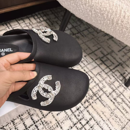 FLAT MULES IN BLACK CALFSKIN