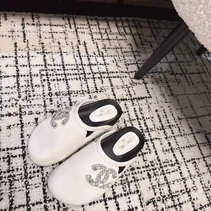 FLAT MULES IN WHITE CALFSKIN
