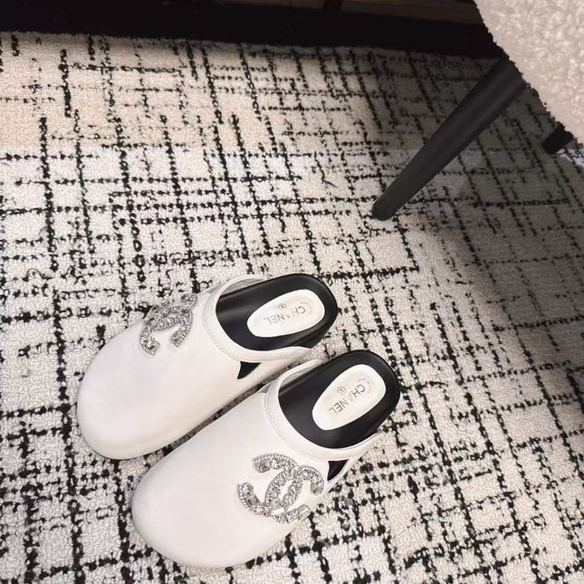 FLAT MULES IN WHITE CALFSKIN