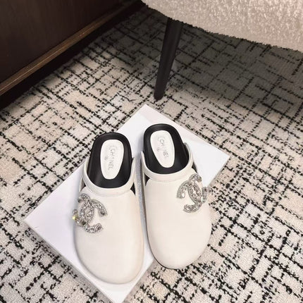 FLAT MULES IN WHITE CALFSKIN