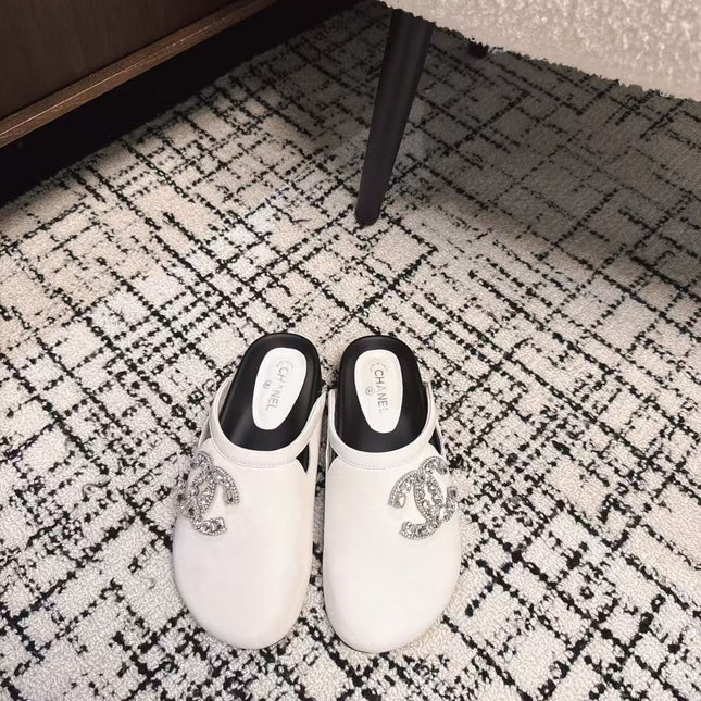 FLAT MULES IN WHITE CALFSKIN