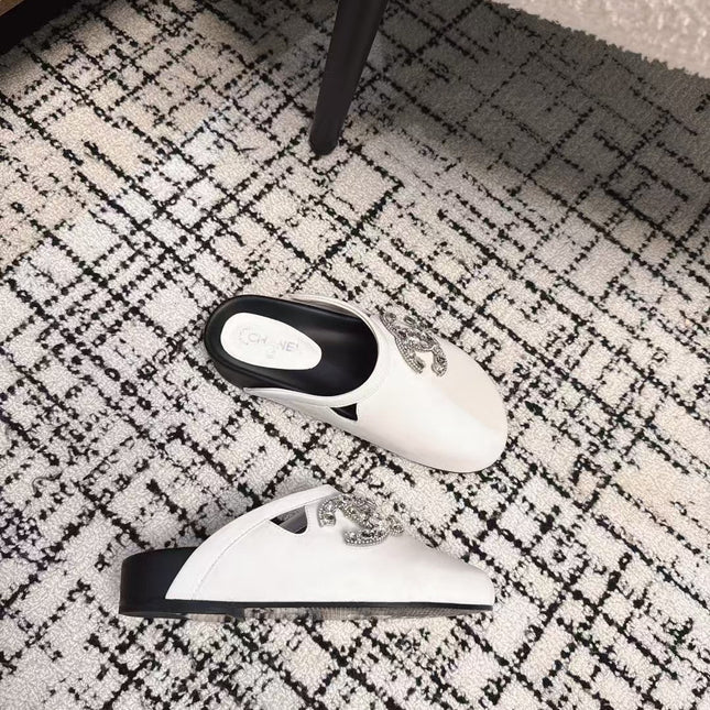 FLAT MULES IN WHITE CALFSKIN