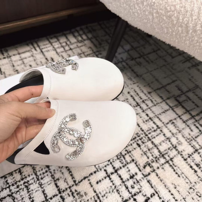 FLAT MULES IN WHITE CALFSKIN