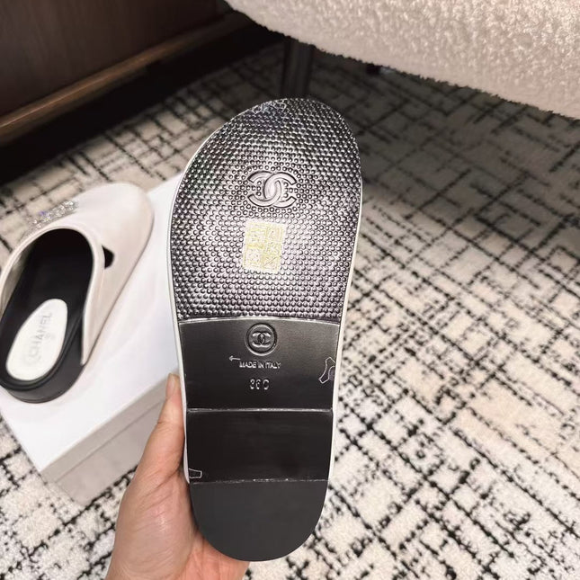 FLAT MULES IN WHITE CALFSKIN