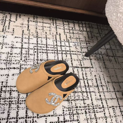 FLAT MULE IN SEPIA BEIGE CALFSKIN