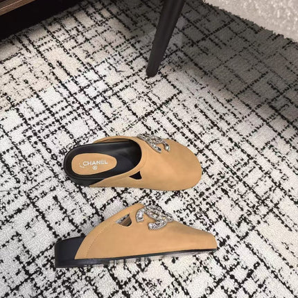 FLAT MULE IN SEPIA BEIGE CALFSKIN