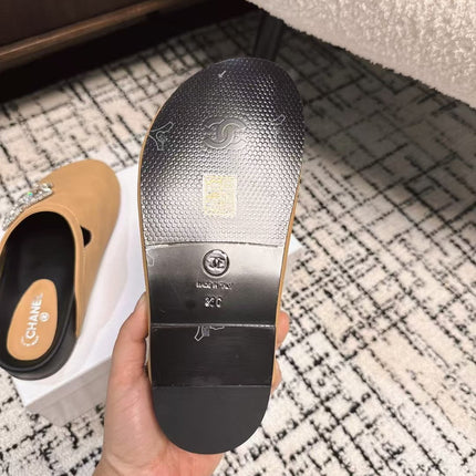 FLAT MULE IN SEPIA BEIGE CALFSKIN