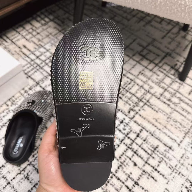 FLAT MULE IN  BLACK SUEDE WITH CRYSTALS