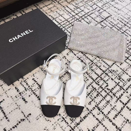 FLAT SLINGBACKS IN WHITE CALFSKIN AND BLACK FABRIC