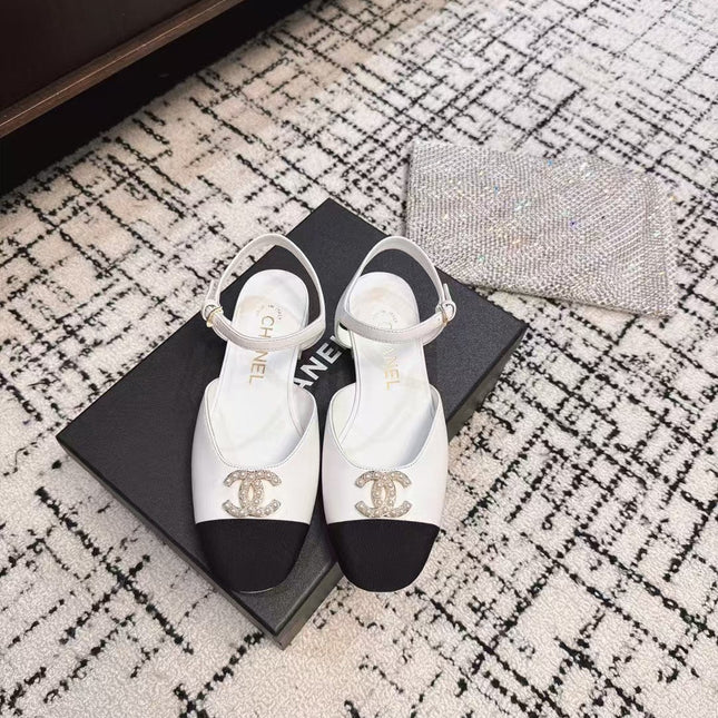 FLAT SLINGBACKS IN WHITE CALFSKIN AND BLACK FABRIC