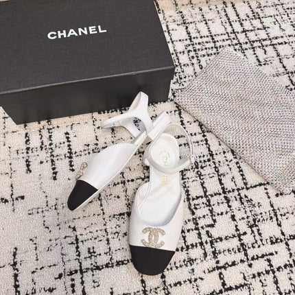 FLAT SLINGBACKS IN WHITE CALFSKIN AND BLACK FABRIC