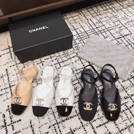 FLAT SLINGBACKS IN WHITE CALFSKIN AND BLACK FABRIC