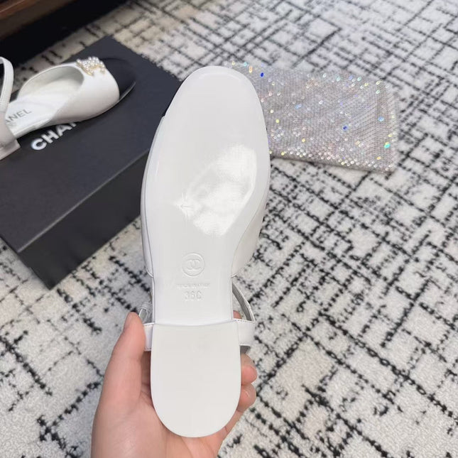 FLAT SLINGBACKS IN WHITE CALFSKIN AND BLACK FABRIC