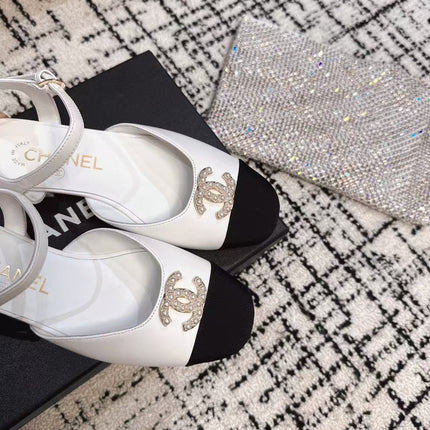 FLAT SLINGBACKS IN WHITE CALFSKIN AND BLACK FABRIC