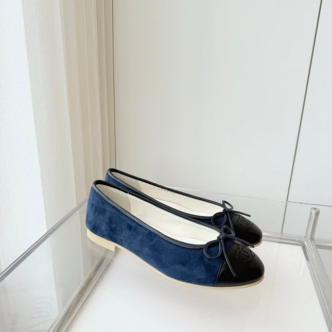 BALLET FLAT IN BLACK CALFSKIN AND NAVY BLUE SUEDE