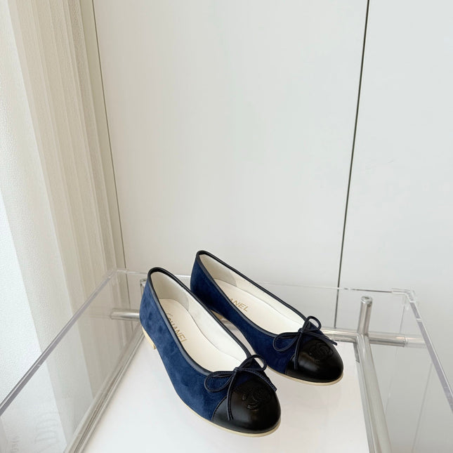 BALLET FLAT IN BLACK CALFSKIN AND NAVY BLUE SUEDE