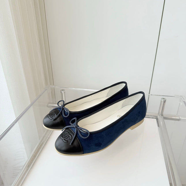 BALLET FLAT IN BLACK CALFSKIN AND NAVY BLUE SUEDE