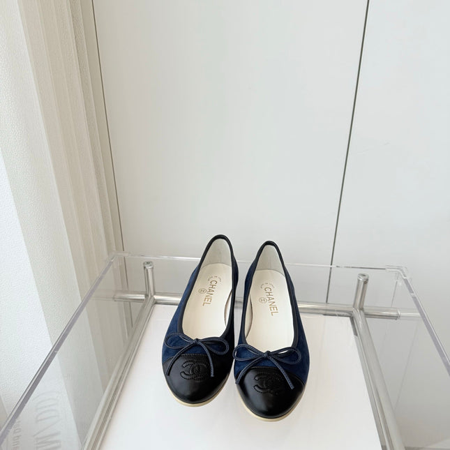 BALLET FLAT IN BLACK CALFSKIN AND NAVY BLUE SUEDE