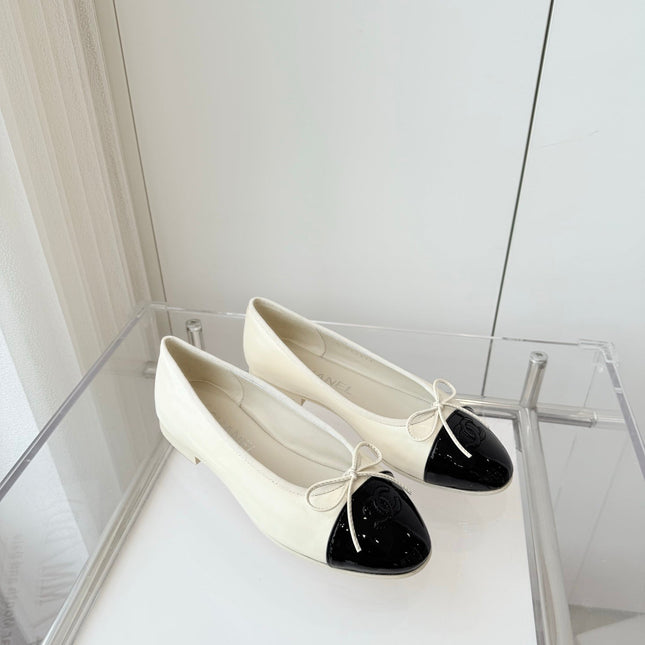 BALLET FLAT IN WHITE MIX BLACK CALFSKIN