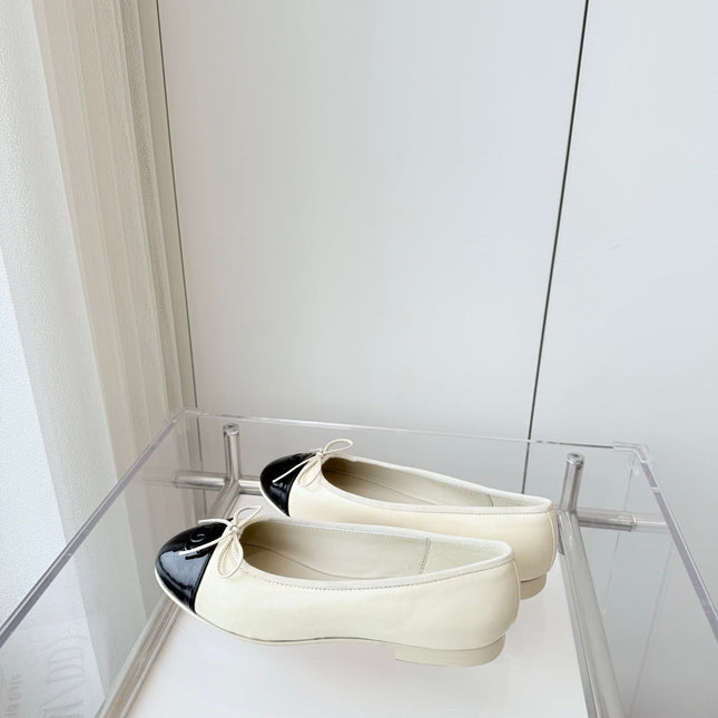 BALLET FLAT IN WHITE MIX BLACK CALFSKIN