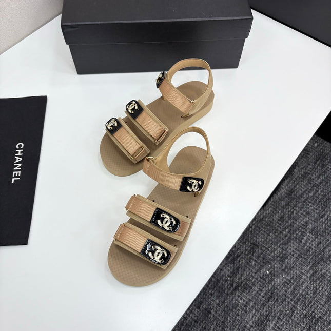 CC SANDAL 25S IN BEIGE FABRIC WITH BLACK HARDWARE