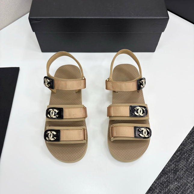 CC SANDAL 25S IN BEIGE FABRIC WITH BLACK HARDWARE