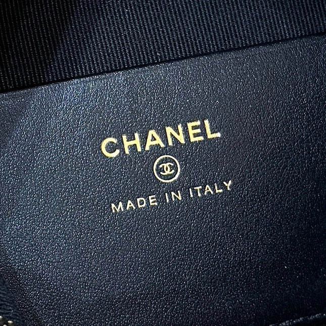 CHANEL 25S HOBO BAG 21 IN BLACK GRAINED CALFSKIN EMBELLISHED LOGO