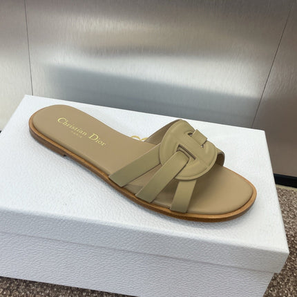 D-CLUB SLIDE SANDAL 25S IN GOLDEN BEIGE CALFSKIN