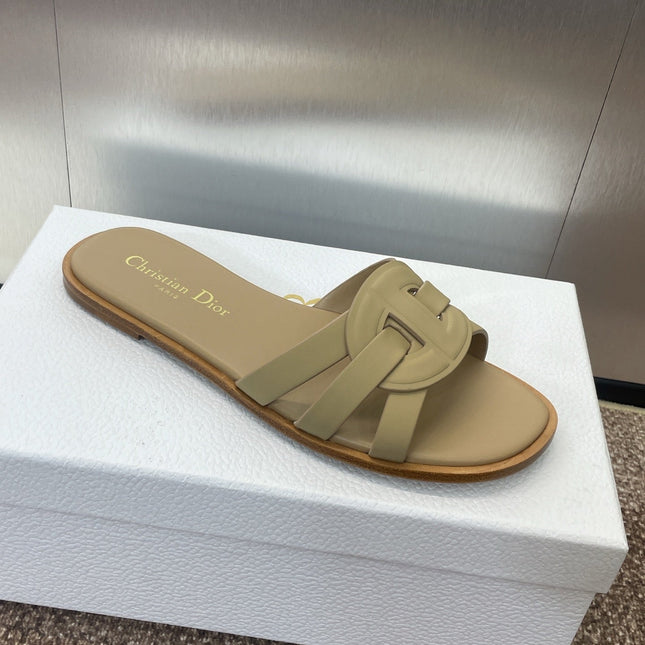 D-CLUB SLIDE SANDAL 25S IN GOLDEN BEIGE CALFSKIN