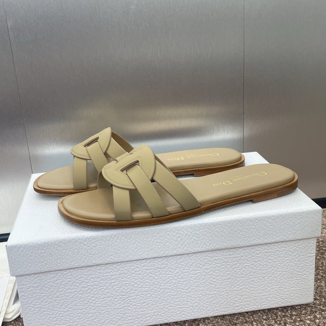 D-CLUB SLIDE SANDAL 25S IN GOLDEN BEIGE CALFSKIN
