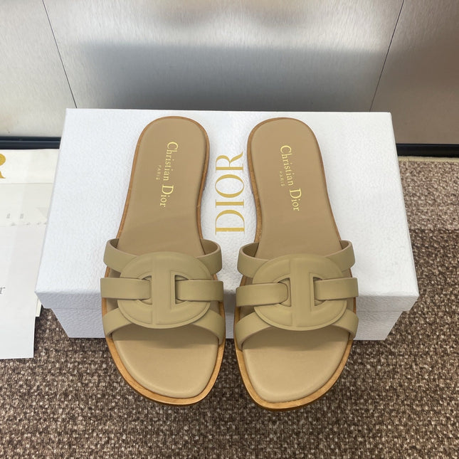 D-CLUB SLIDE SANDAL 25S IN GOLDEN BEIGE CALFSKIN