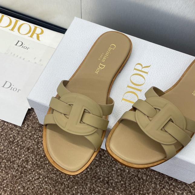 D-CLUB SLIDE SANDAL 25S IN GOLDEN BEIGE CALFSKIN