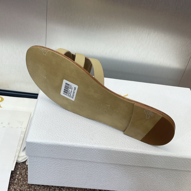 D-CLUB SLIDE SANDAL 25S IN GOLDEN BEIGE CALFSKIN
