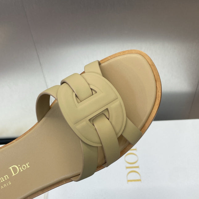 D-CLUB SLIDE SANDAL 25S IN GOLDEN BEIGE CALFSKIN