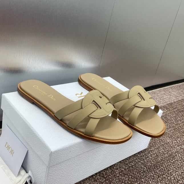 D-CLUB SLIDE SANDAL 25S IN GOLDEN BEIGE CALFSKIN