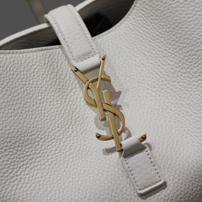 LE 5 À 7 BEA TOTE BAG 50 IN WHITE LAMBSKIN GOLD LOGO