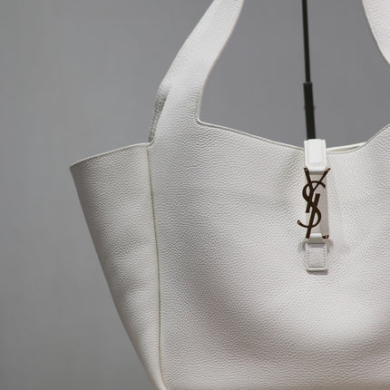 LE 5 À 7 BEA TOTE BAG 50 IN WHITE LAMBSKIN GOLD LOGO